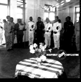 Seorang pejabat sedang membacakan sambutan dengan didampingi para perwira  dan pejabat pada ekspo...