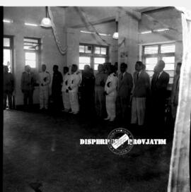 Para perwira dan pejabat sedang berdiri pada pembukaan eksposisi / pameran  operation board marit...