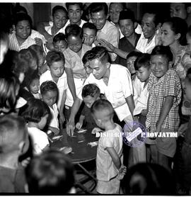Anak-anak sedang mengikuti lomba kelereng di sebuah perkampungan dalam malam peringatan HUT Kemer...