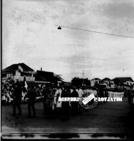 Suasana pawai peringatan HUT Republik Indonesia di Surabaya, terlihat dari berbagai kontingen, 17...