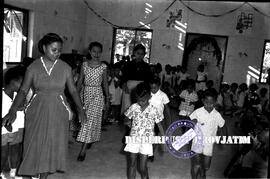 Anak-anak tengah mengikuti lomba membawa kelareng dalam peringatan hari kanak-kanak di surabaya, ...