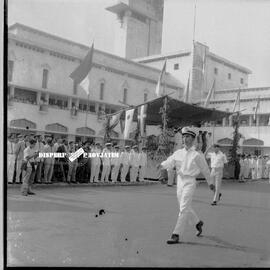 Suasana jalannya upacara peringatan Hari Maritim di depan kantor Gubernuran Surabaya, 21 – 8 – 1963