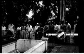 Rombongan delegasi KMAA (Konferensi Mahasiswa Asia Afrika) sedang berziarah di makam Sunan Giri G...