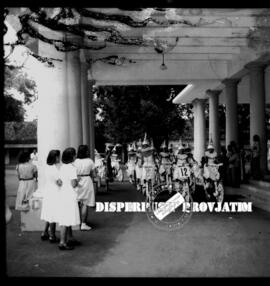 Peserta karnaval sepeda hias ketika melintas di depan gedung negara grahasi pada peringatan hari ...