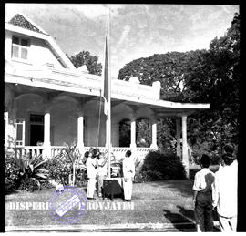 Upacara Peringatan HUT Kemerdekaan Republik Indonesia ke 14 saat pengibaran Sang Merah Putih di S...