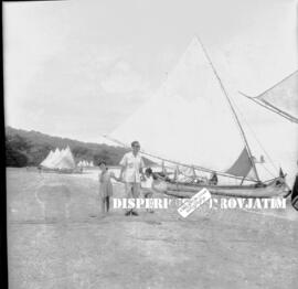 Seorang laki-laki berjalan dengan dua anaknya di pantai pasir putih situbondo, 1956