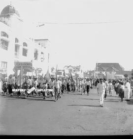 Benda-benda dari besi yang dipamerkan dalam memperingati dasawarsa Asia Afrika  (AA) disaksikan o...