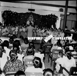 Seorang derigen sedang memimpin group paduan suara pada acara peringatan Hari Kartini di Pendopo ...