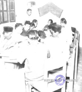 Pembangunan ke Djabung (Tumpang) Malang, tgl. 23 Maret 1957. Warga sedang makan/istirahat