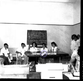 Pengumuman lomba / juara pada sebuah kantor pada peringatan Hari Maritim di Surabaya, 21 – 8 – 1963