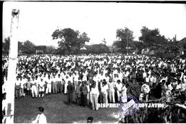 Tampak suasana rapat raksasa (PNI, PKI, NU), masa dengan tertib mengikuti jalannya rapat raksasa ...