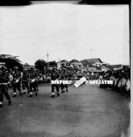 Kontingen drum band dari Angkatan Bersenjata dalam pawai peringatan HUT Kemerdekaan Republik Indo...