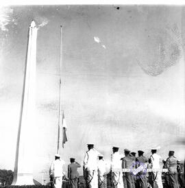Penghormatan bendera Sang Merah Putih pada upacara peringatan HUT Kemerdekaan Republik Indonesia ...