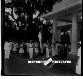 Upacara penyerahan bendera PON di gedung negara grahadi Surabaya untuk persiapan PON ke IV yang d...