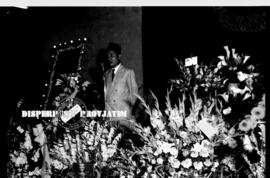 Seorang pemimpin/pejabat sedang berpidato pada Kongres Nahdlatul Ulama (NU) di Surabaya, 8 – 9 – ...