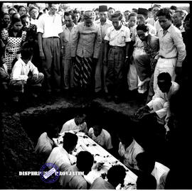 Menurunkan jenasah dr. Saleh kedalam liang lahat, 7 – 6 – 1952