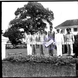Gubernur Samadikun didampingi para MUSPIDA sedang berdiri di panggung depan gedung Negara Grahadi...