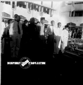 Para pejabat salah satu di antaranya Gubernur R.T.A. Milono sedang berdiri di depan kantor gubern...