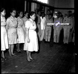 Bu Darsih pegawai kantor Keresidenan Surabaya berdiri di depan para pegawai Keresidenan Surabaya ...