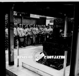 Rombongan ibu pejabat berziarah ke makam, malam peringatan Hari Kebangkitan Nasional, di Grahadi ...