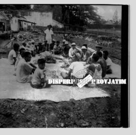 Para tukang / buruh ikut selamatan /  tumpengan pada pada acara peletakan batu  pertama pembangun...