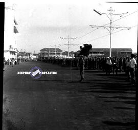 Suasana jalannya pawai dari saat melintas di depan kantor Gubernuran pada peringatan Hari Maritim...