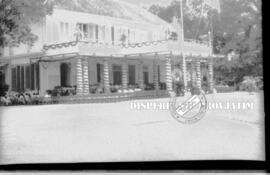 Suasana teras gedung Grahadi yang penuh dengan orang dan hiasan – hiasan pada peringatan Hari Pah...