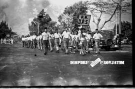 Peserta pawai dari PN DPS Surabaya, peringatan Hari Maritim Surabaya, 21–8– 1963