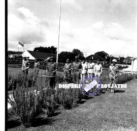 Suasana apel barisan sukarelawan Irian Barat dari Jawa Timur di Lapangan Tugu Pahlawan Surabaya, ...