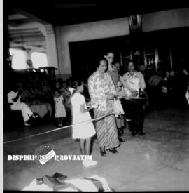 Pengguntingan pita tanda dimulainnya lomba merangkai bunga (florist) di  Surabaya, 23 – 6 – 1955