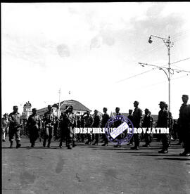 Seorang perwira sedang melakukan inspeksi pasukan pada apel barisan sukarelawan Irian Barat dari ...