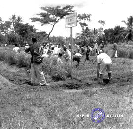 Pembangunan ke Djabung (Tumpang) Malang, tgl. 23 Maret 1957. Suasana dikebun praktek TOT Kemantenan