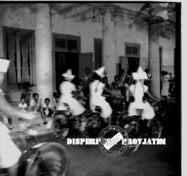 Peserta karnaval sepeda hias ketika melintas di depan gedung negara grahasi pada peringatan hari ...