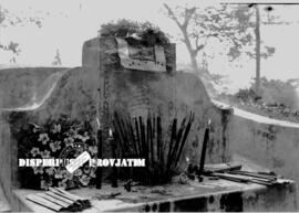 Tsing Bing, sebuah pemakaman china dengan berbagai sesaji, 5  – 4 - 1945