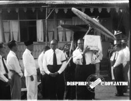 Pemindahan Jenazah Raja Solo Paku Buwono VI dari Ambon ke  Solo.          10 Maret 1957