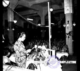 Sambutan ibu gubernur jawa timur selaku pada Peringatan hari ibu di surabaya, 22 – 12 – 1954