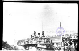 Sebuah panggung / podium dengan seorang pejabt sedang berpidato dengan spanduk bertuliskan KUATKA...