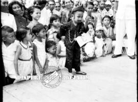 Peringatan Hari Kartini di Surabaya. 21 April 1957. Lomba Anak – anak berpakaian profesi berpakai...