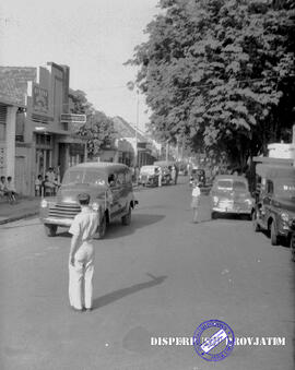 Pemeriksaan mobil dan pengendara di Kota Surabaya, tgl 28 Juli 1951