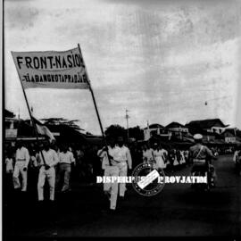 Suasana pawai peringatan HUT Kemerdekaan Republik Indonesia di Surabaya, terlihat kontingen dari ...