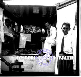 Peti mati yang sudah dimasukkan ke dalam Mobil jenazah, Pemakaman Ny. Saniroon, 14 – 8 – 1956