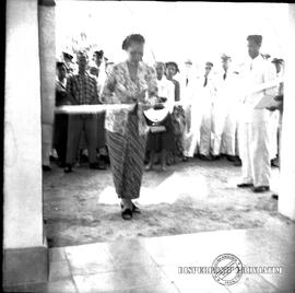 Pembukaan gedung djawatan pengawasan pelajar. Pita tanda pemakaian djawatan pelajar adalah sebuah...