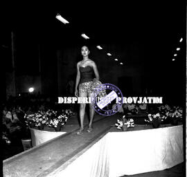 Seorang peragawati ketika melakukan peragaan busana dalam batik show  di surabaya, 16 – 12 – 1953