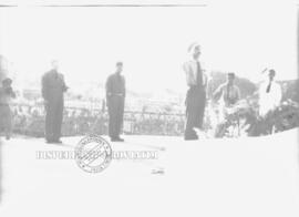 Wakil dari ekspatriat / perwakilan Negara Asing saat meletakkan karangan bunga di Tugu Pahlawan p...