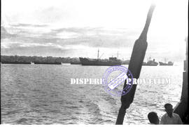 Terlihat beberapa kapal laut tengah bersandar di tengah laut, foto diambil bersamaan dengan kunju...