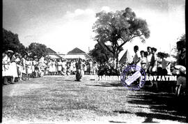 Anak-anak tengah mengikuti perlombaan balap karung yang diadakan didekat hoten indonesia surabaya...