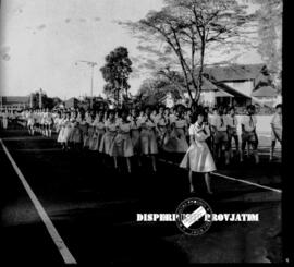 Barisan putri pada pawai pramuka ketika melintas di depan kantor Balai Pemuda (es  cream Zangrand...