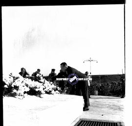 Seorang pejabat sedang meletakkan karangan bunga di tugu pahlawan Surabaya dalam peringatan HUT K...