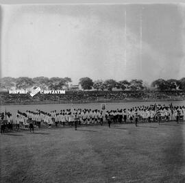 Barisan kontingen dari Sekolah Lanjutan (SMP) pada Pekan Olah Raga Sekolah Lanjutan di Lapangan T...