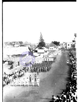 Pawai / defile peserta upacara dari pasukan angkatan bersenjata/tentara dalam peringatan hari pah...